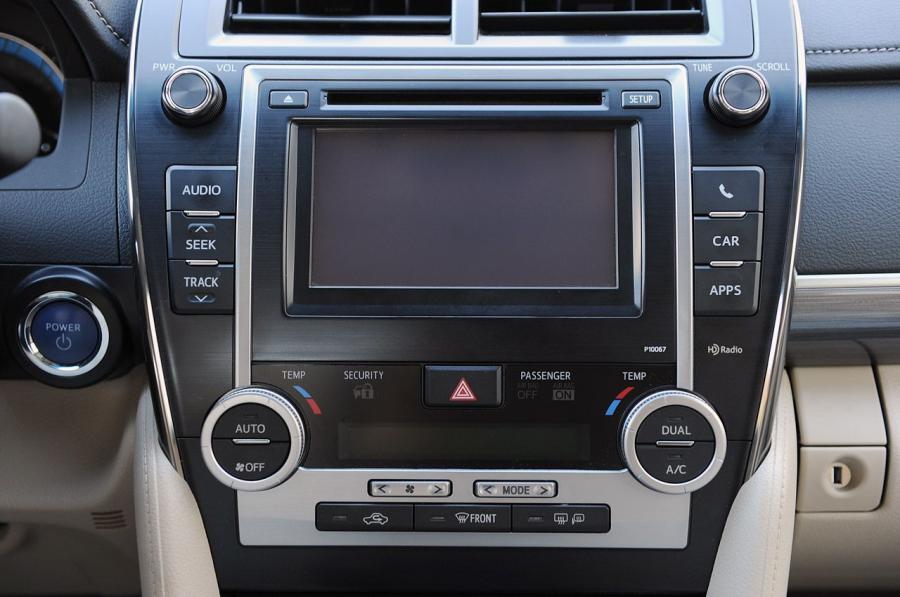  Toyota Camry Hybrid 2013 года  (фото 18 из 45)